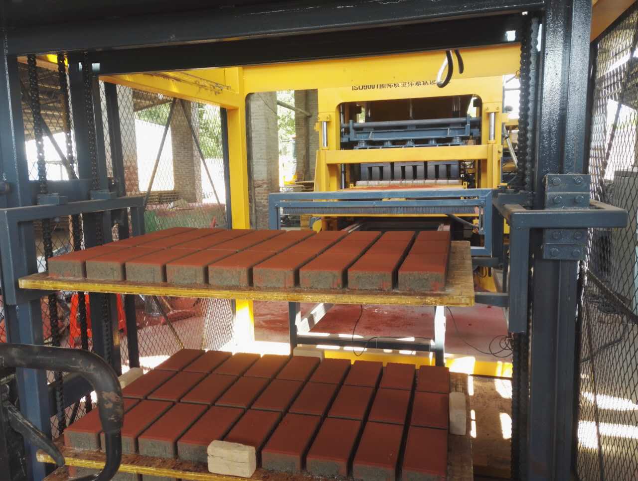 透(tou)水磚機QT8-15案(àn)例 透水磚(zhuān)設備